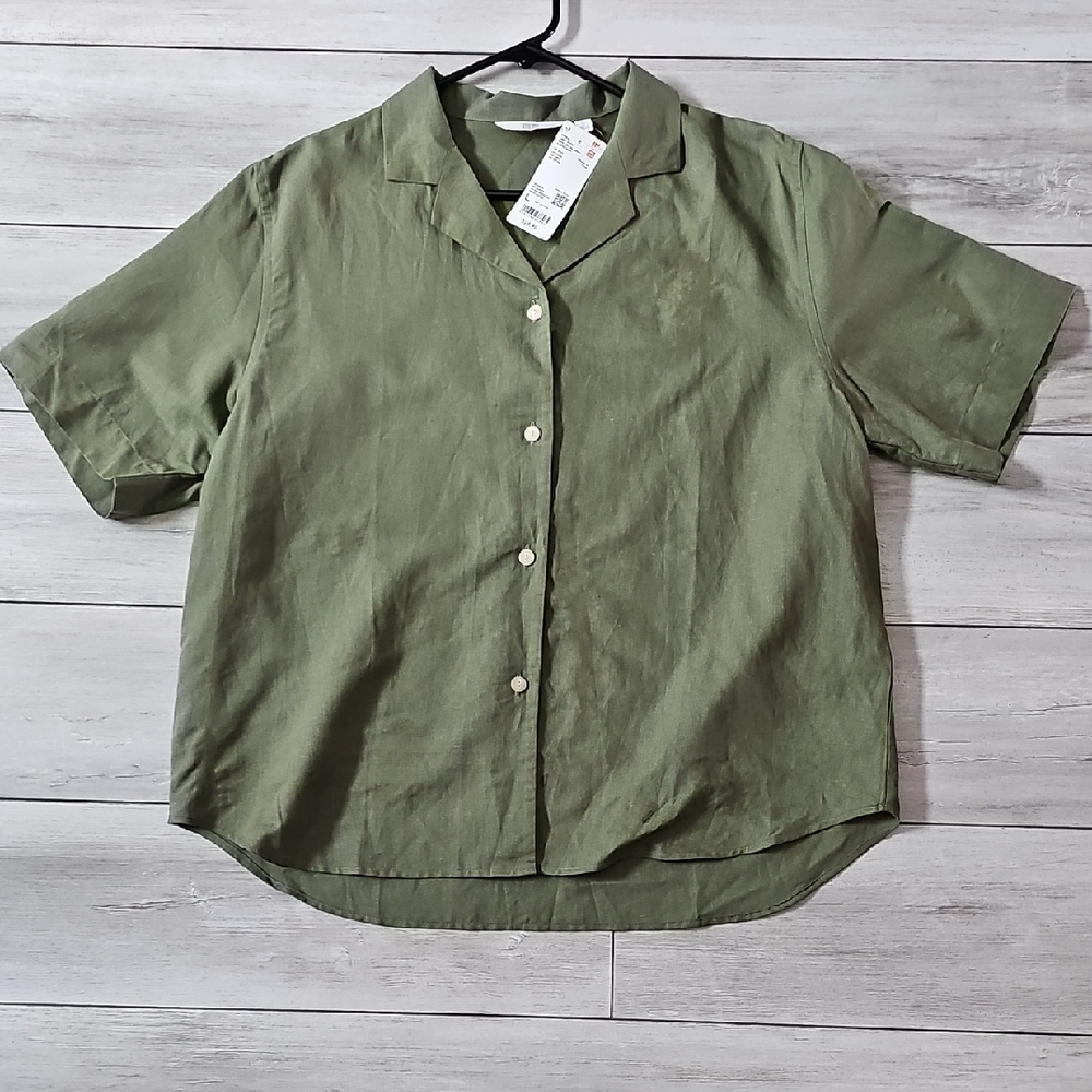Uniqlo Olive Green Short-Sleeve Button-Up Shirt